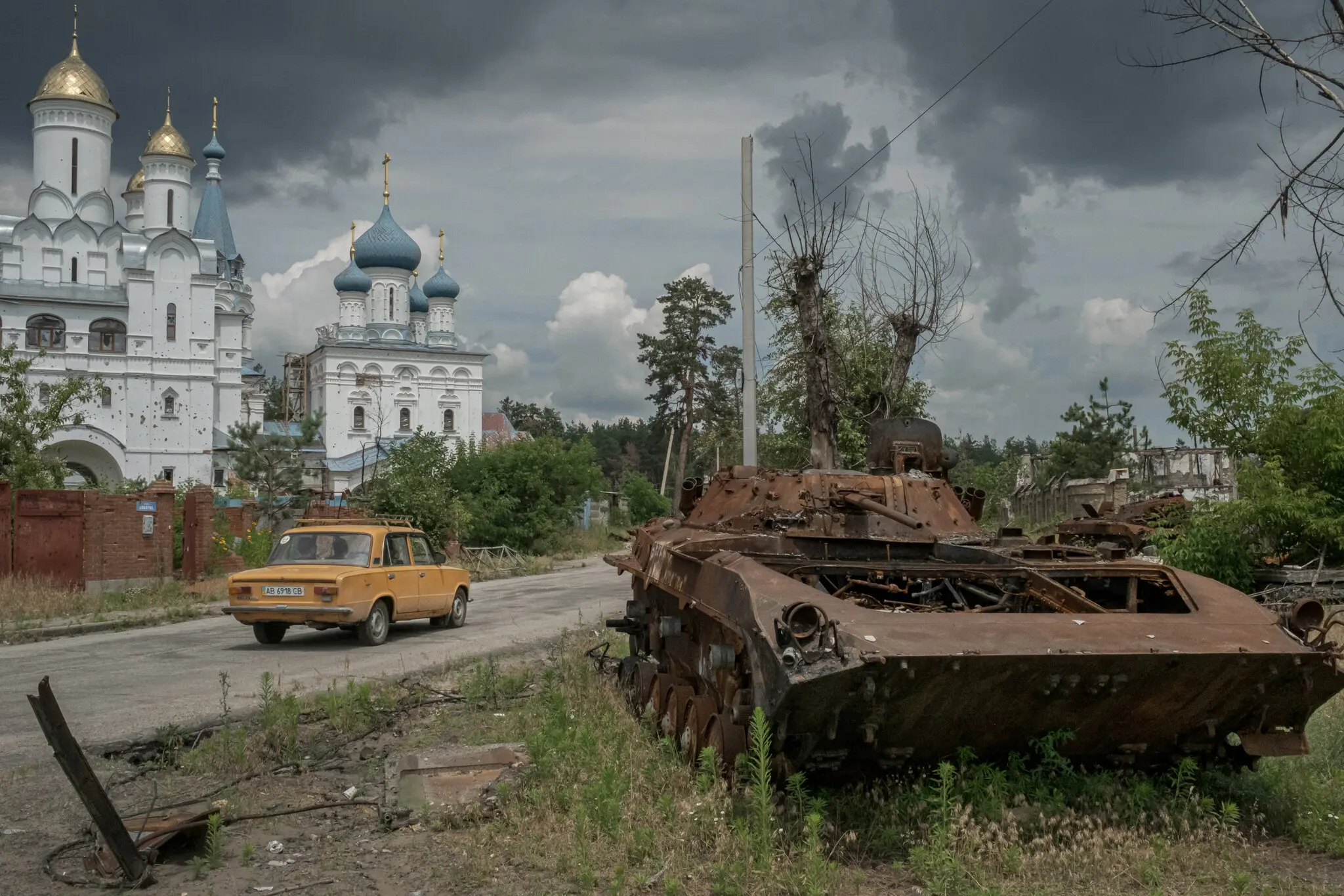 Російський бронетранспортер, знищений українськими силами наприкінці минулого року під час бою за місто Святогірськ на сході України, фото 25 червня.